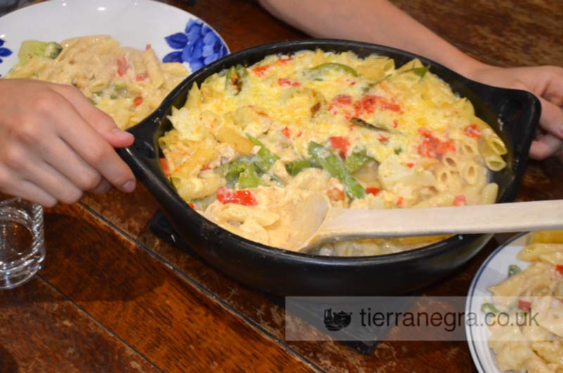 Pasta bake with chicken and pepper
