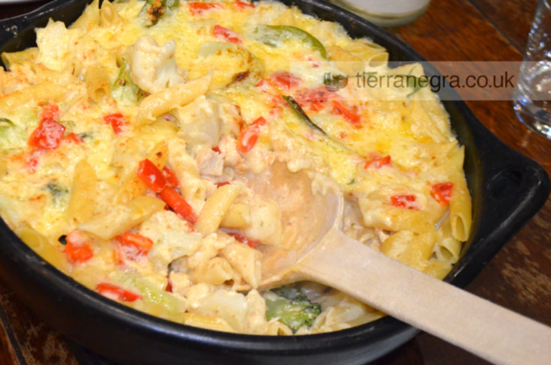 Pasta bake with chicken and pepper