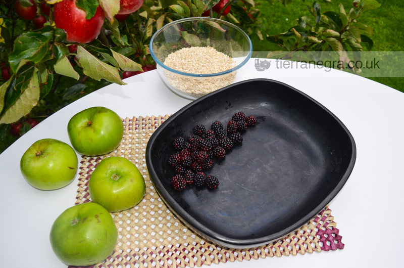 Apple and bramble crumble with oats