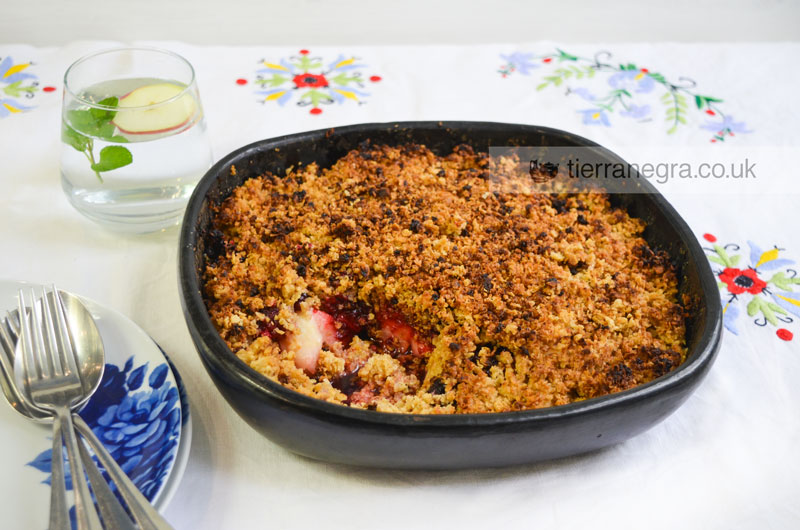 Apple and bramble crumble with oats
