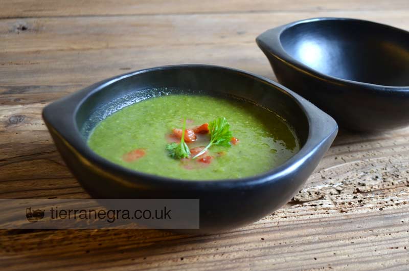 Spinach, pea and shallots soup